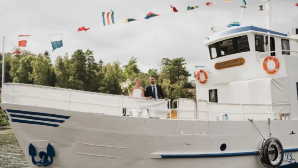 Lilla brattön skärgårdsbröllop bild på katamaran