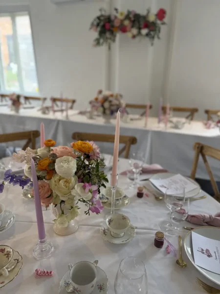 Vacker dukning av ett bröllopsbord