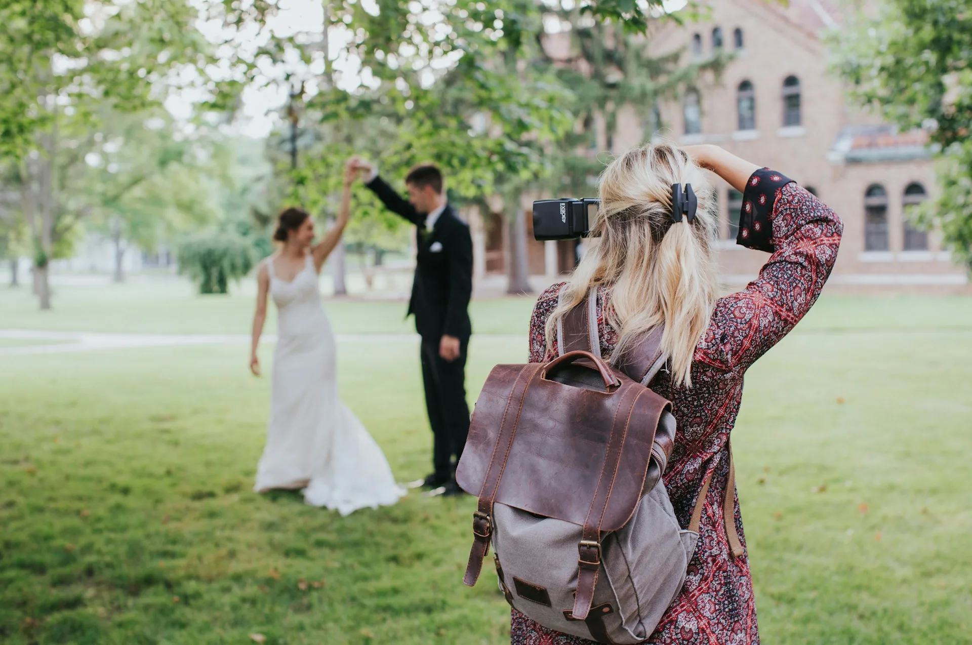 Bröllopsfotograf som tar bild på ett brudpar