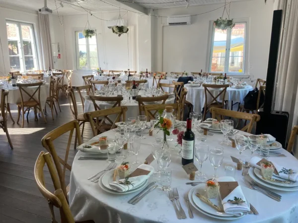 Dukning av runt bord på ett bröllop