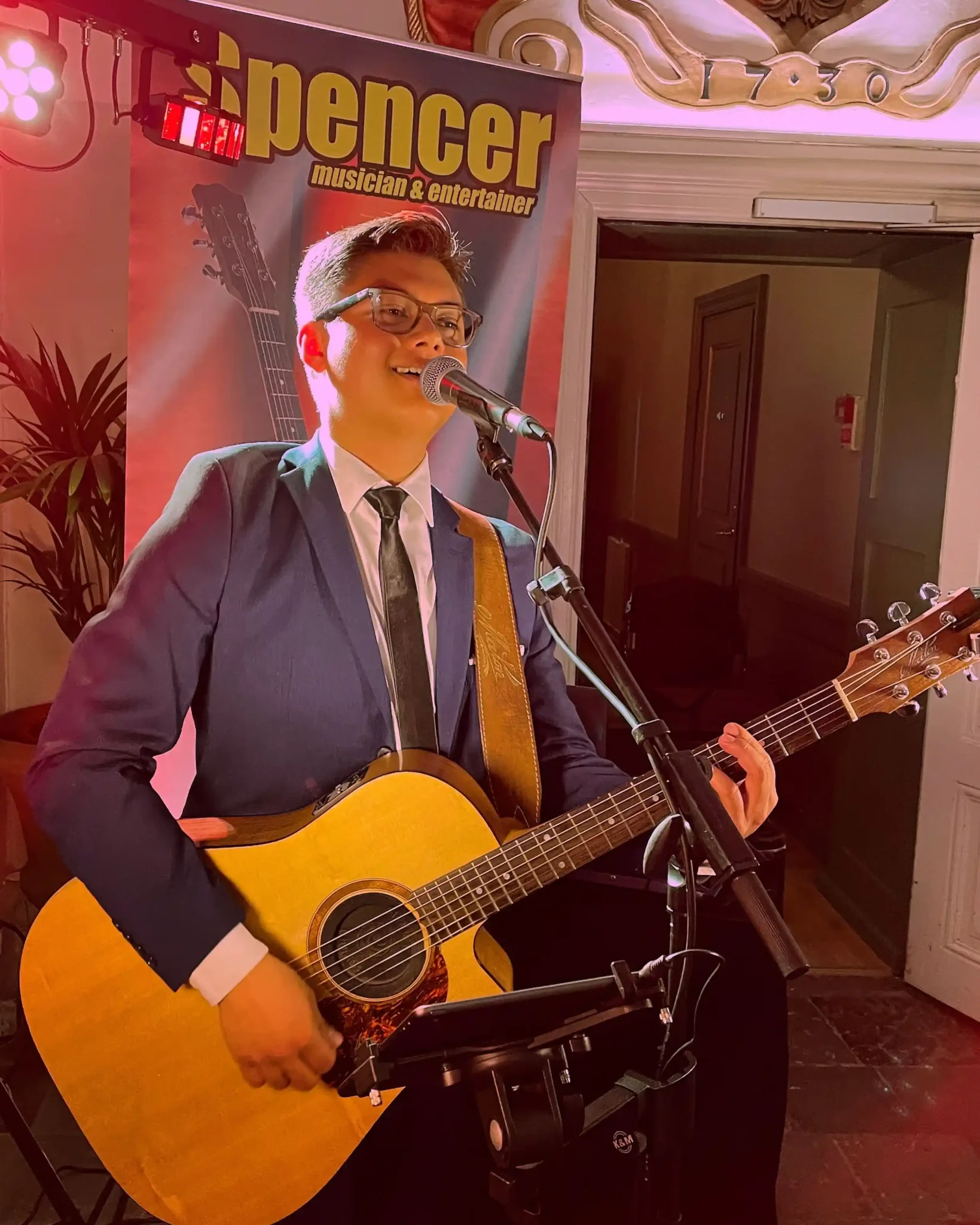 Spencer Strandh med gitarr på scen