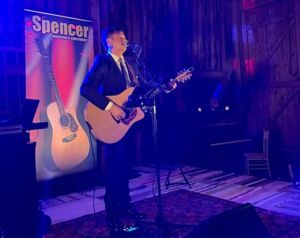 Spencer Strandh på scén med en gitarr